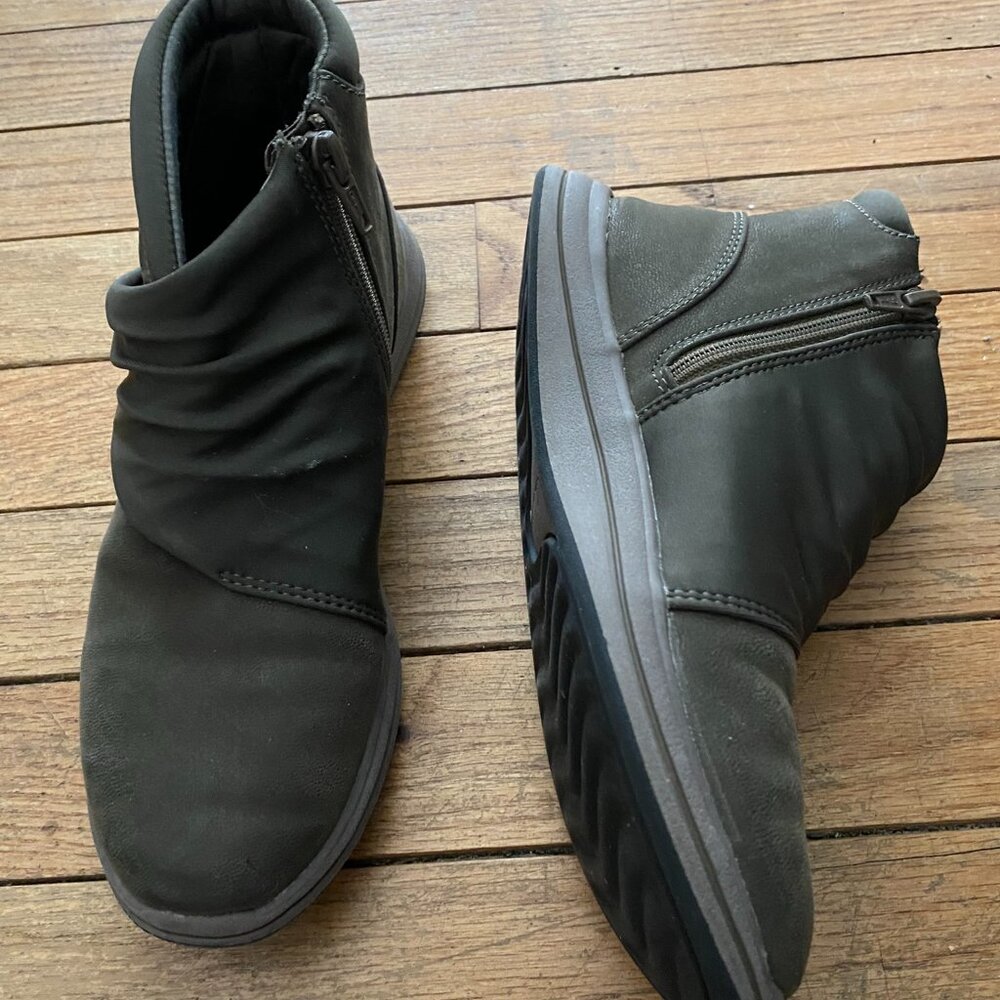 CLARKS Breeze Dusk Side Zip Lightweight Ankle Bootie Boot - Size 5